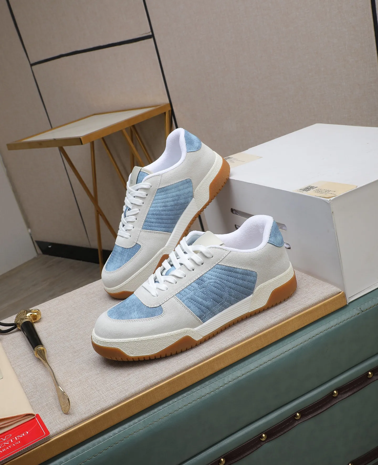 Men's shoes 💰740【Valentino】Couples model, size: Men's model 39-44 (45 customized) Valentino Valentino Couple model Joie de Jouer series Velcro Thick sole Bread shoes Couple model Casual sports shoes White shoes Original purchase and development Production Joie de Jouer series The style is simple but not out of style. The pure white base is paired with fresh green and soft beige, and the unique Velcro design highlights your personality. Every detail tells fashion and quality. Wear it, take a confident step, and start the trend journey. Delivered in exquisite packaging🛍📦 ▪️Material: Original custom imported first-layer cowhide ▪️Inner lining: Original custom made soft sheepskin lining ▪️Outsole: Original open-molded non-slip TPU material ▪️Sole thickness: 3.5CM
